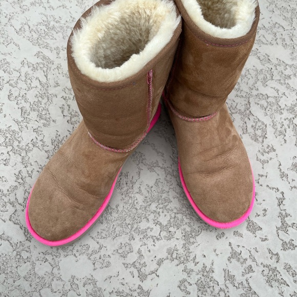 Rare UGG Neon II Classic Short Boot Chestnut Suede with neon pink trim Size 9M - Picture 10 of 12